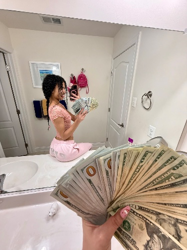 I just received princess bucks 🎀⋆｡° from Julian Cabe via Throne. good ...