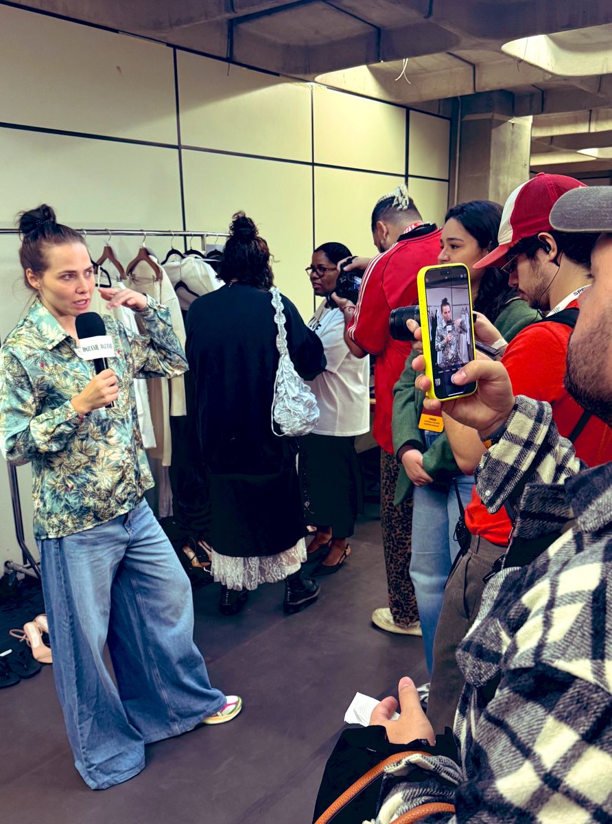 Falando com todo mundo, ela 😂 #SPFW