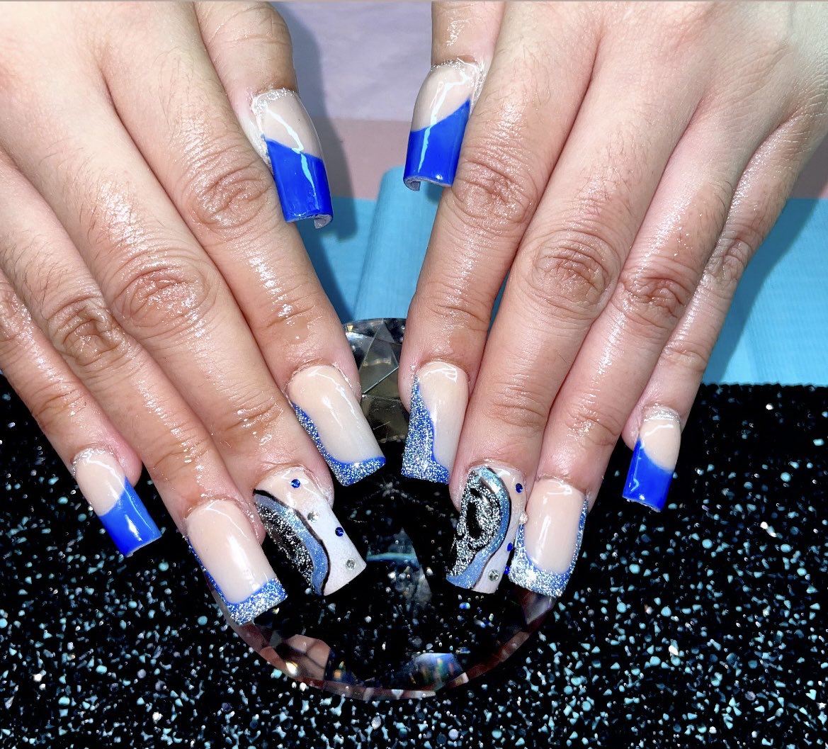 TatiYuDigg's tweet image. Hand drawn glitter Ghost Face nails 🔪✨ her favorite set by far🫶🏻😌😍Trying something new this Halloween💙— book your spooky set w/ me #paradisenailz #spookycute #blue #ghostface #bookme
