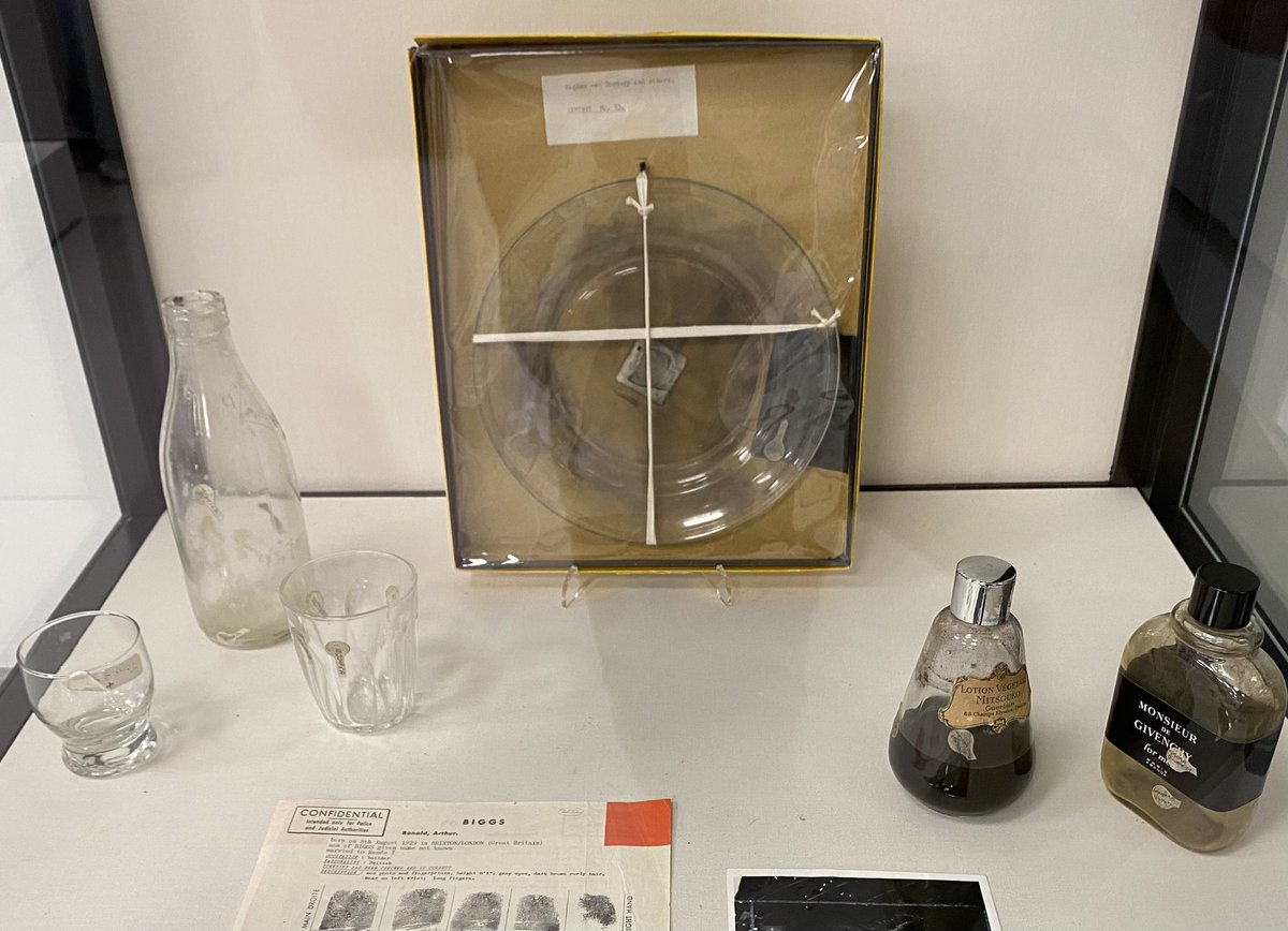 1/2 Why’s there crockery in Scotland Yard’s Crime Museum? These plates were found at Leatherslade Farm, a hideout for the gang behind The Great Train Robbery. Despite attempts to clean fingerprints, prints were found which were used to tie the perpetrators to the crime #TrueCrime