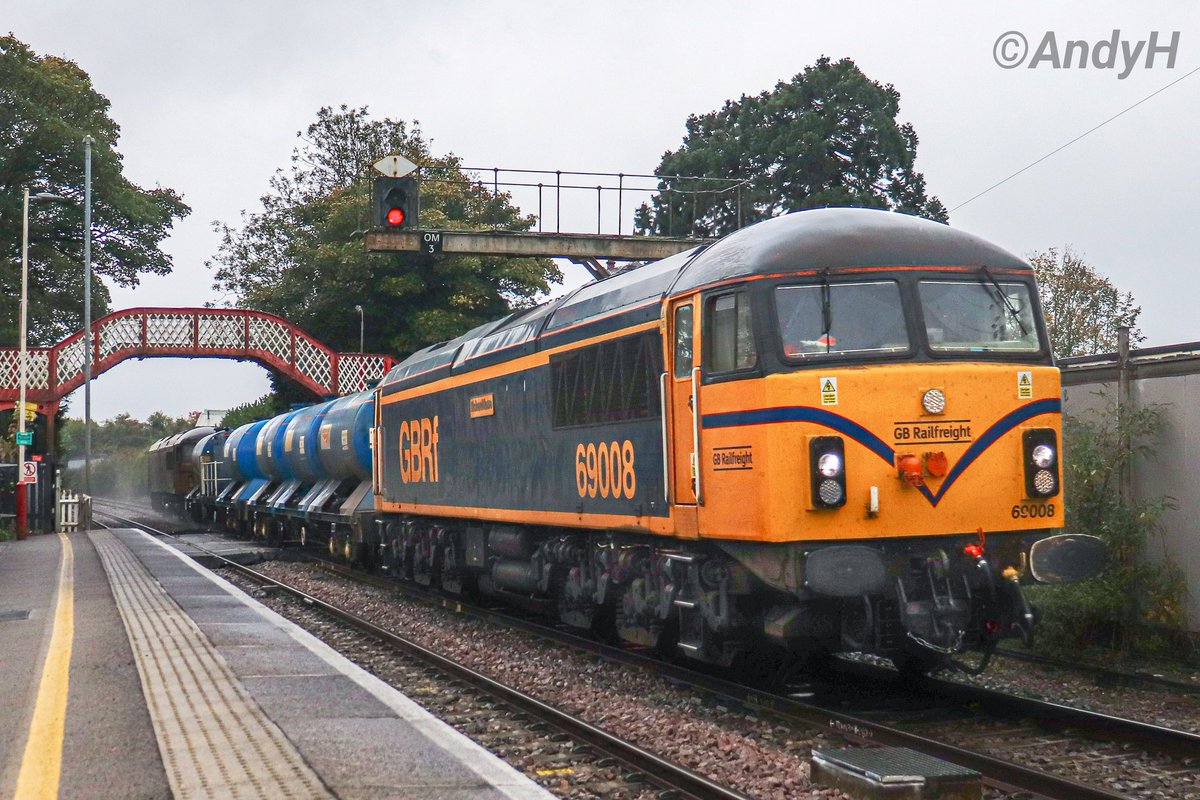 holtona72's tweet image. More #SundaySixtyNine #RHTT pics from a dull &amp;amp; wet Oakham this afternoon. 69008 'Richard Howe' &amp;amp; 69003 'The Railway Observer' top &amp;amp; tail 3J41 Peterborough North Yard to Peterborough via Humberstone Rd, Leicester. #GBRF @C56G2 19/10/25