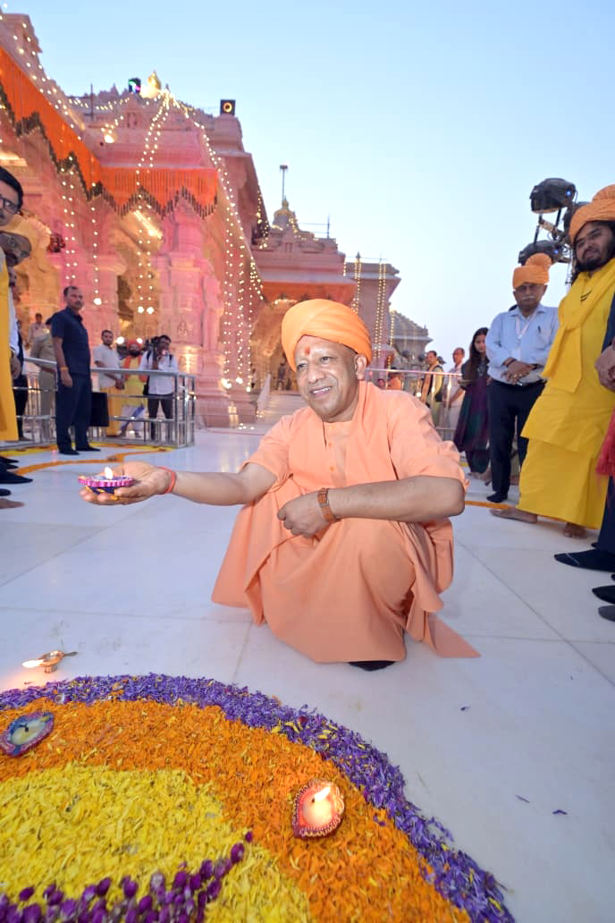श्री अयोध्या धाम में आस्था की शाश्वत ज्योति आज हर हृदय में प्रज्वलित है।

भक्ति और विश्वास से दमकता हर दीप 'रामराज्य' के उज्ज्वल आदर्शों का आह्वान कर रहा है। यह 'दीपोत्सव' सनातन भारत का अमर उद्घोष है।

जय श्री राम!