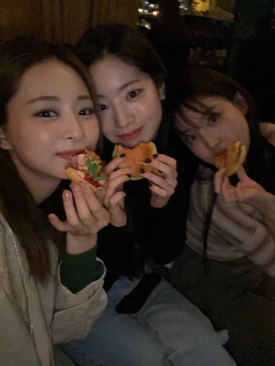 TYD_TWICE's tweet photo. @TWICEINDIA_ @JYPETWICE TWICE ONE IN A MILL10N
#트와이스의스토리는10년째연재중
#The10thPageOfTWICEStory
#TWICE_10th_Anniversary
@JYPETWICE https://t.co/PBebwd0Inv