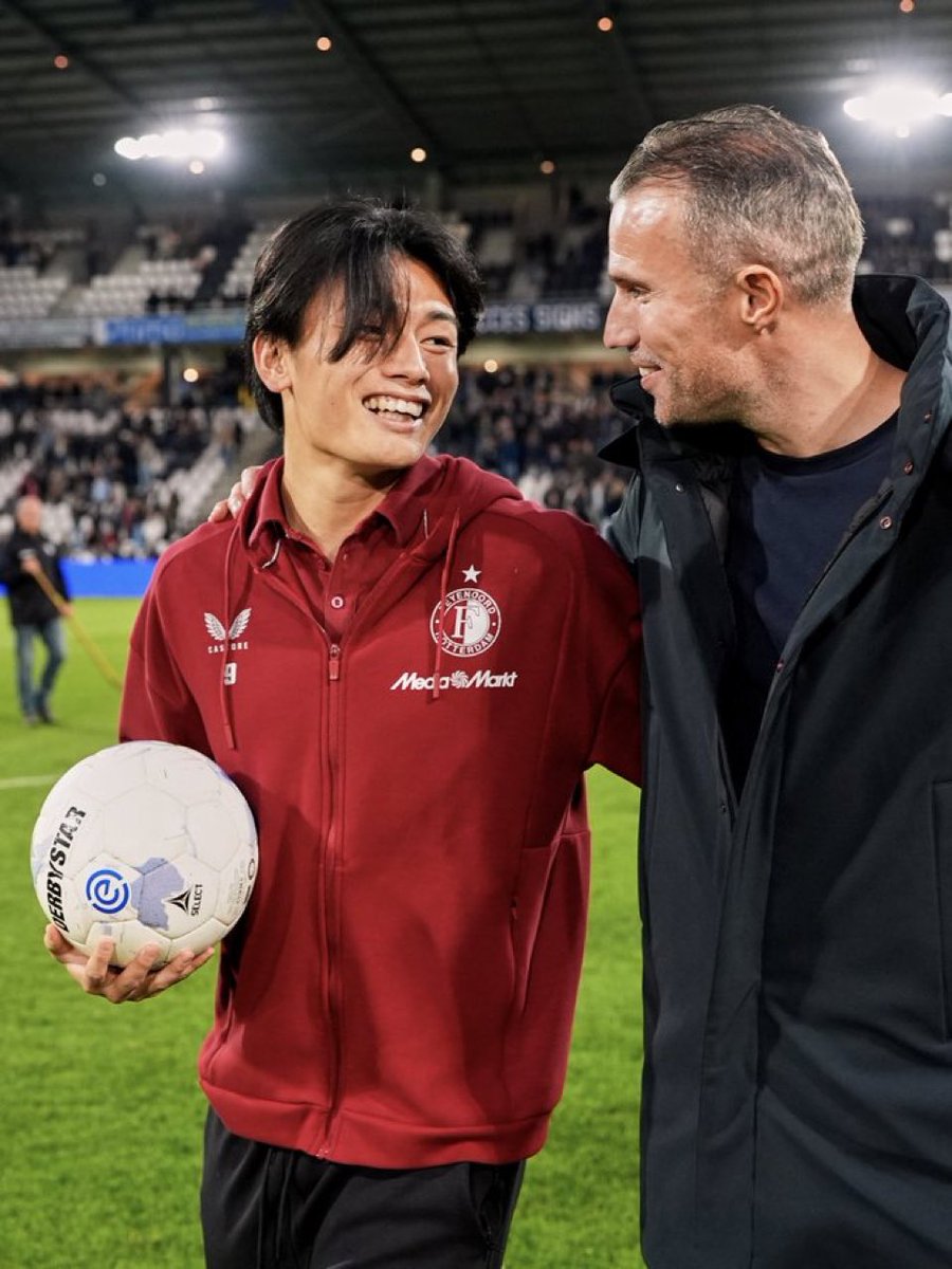 上田綺世 × ファン・ペルシー 🇯🇵🤝🇳🇱

レジェンドからハットトリック達成記念のボールを受け渡されるという熱すぎるシーン✨

📸<a href="/Feyenoord/">Feyenoord Rotterdam</a>