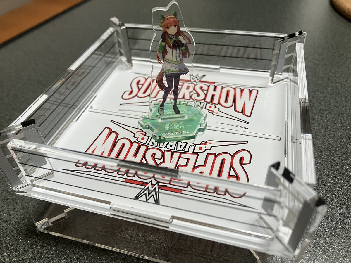 日本公演で買ったリング型アクリルスタンド、軽率に推しをWWEスーパースターに出来るのでとても良い