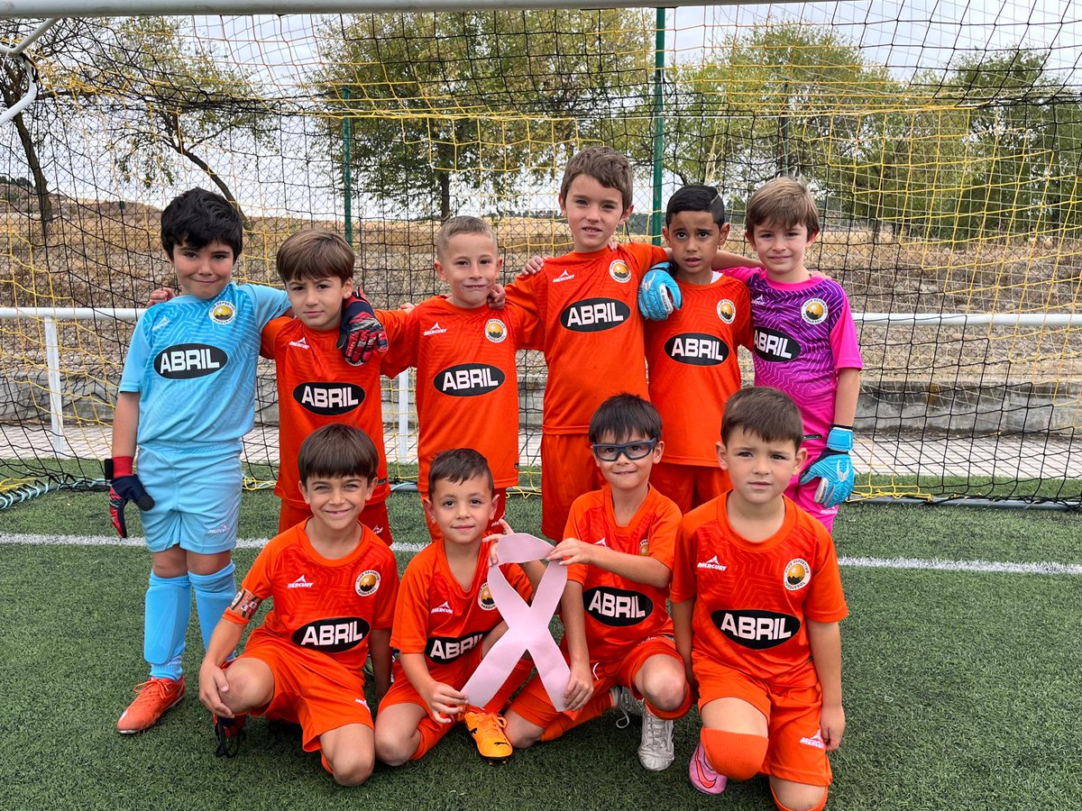 CD Parquesol (@cdparquesol) on Twitter photo 🎗 Nuestros pequeños del Prebenjamín también juegan por una gran causa.
Esta mañana, el equipo rindió homenaje a la lucha contra el cáncer de mama, demostrando que el fútbol también es solidaridad, apoyo y esperanza. 💗⚽️
Porque en esta batalla, nadie juega solo. 💪🎀 🎗 Nuestros pequeños del Prebenjamín también juegan por una gran causa.
Esta mañana, el equipo rindió homenaje a la lucha contra el cáncer de mama, demostrando que el fútbol también es solidaridad, apoyo y esperanza. 💗⚽️
Porque en esta batalla, nadie juega solo. 💪🎀