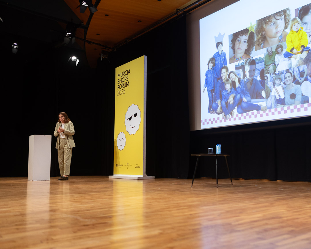Samantha Vallejo-Nágera (<a href="/SamySpain/">Samantha de España</a>) pone punto final a este encuentro con la ponencia ¡Sabooor a la vida!
En su charla nos cuenta su trayectoria profesional comenzando con la gran influencia que la educación de sus padres ha tenido en ella. Es una mujer trabajadora que ha