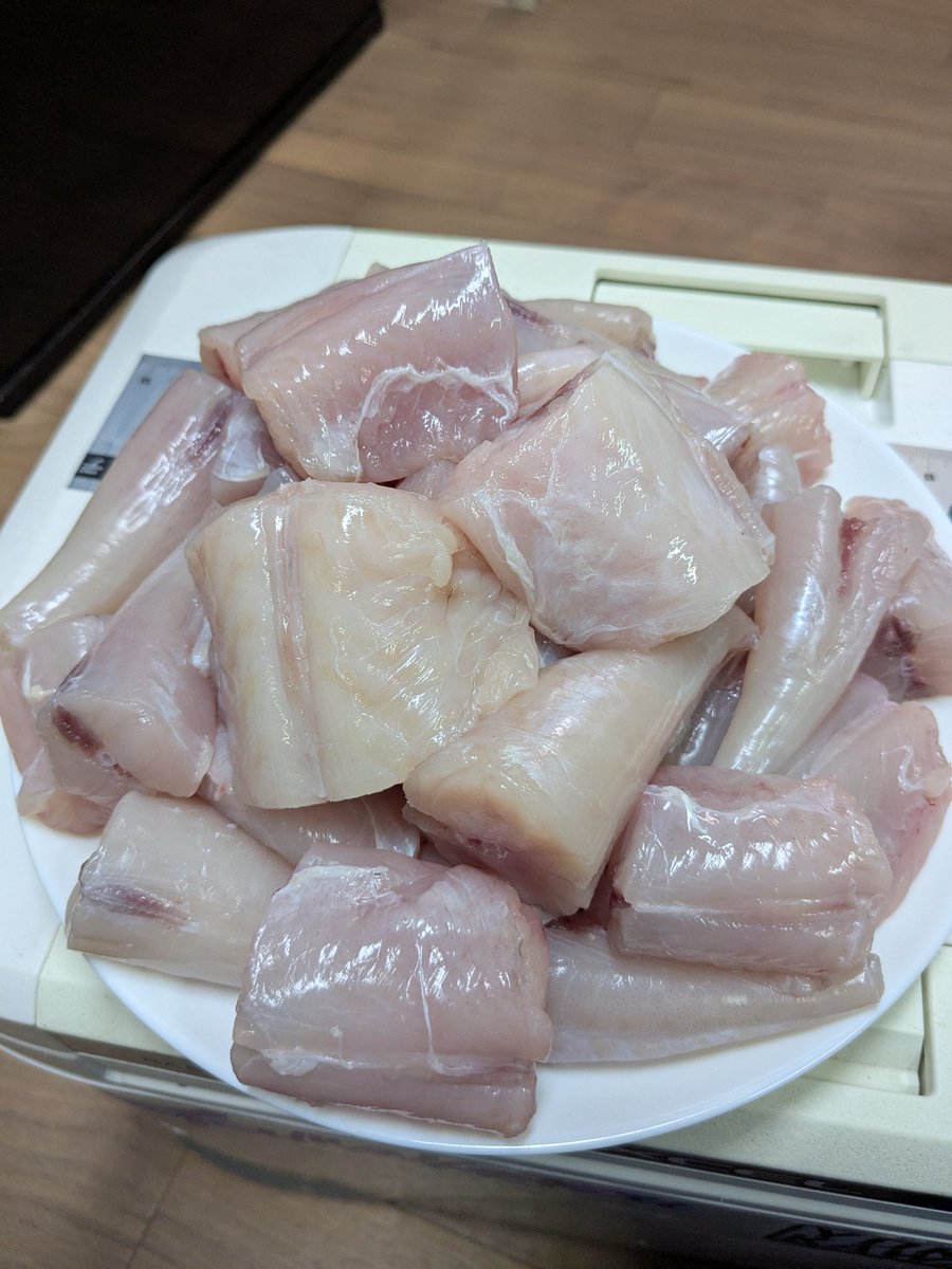 今日はカーボーさん達からサバフグを大量に頂き、金曜日のサバフグと合わせたら山盛りてんこ盛りでやばい
身欠きだけで2kg近くある