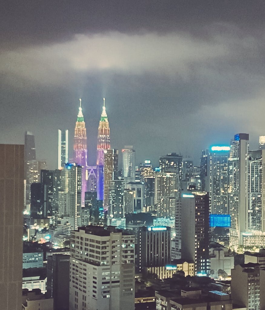 Cuti yang panjang. KLCC malam ni penuh warna dan cahaya  Sempena Deepavali yang dirai penuh makna 
Selamat menyambut Deepavali kepada semua yang meraikan!  #DeepavaliVibes #KLCC