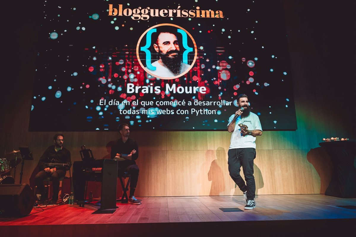 MoureDev's tweet image. Los fotones de los Sirviendo Código Awards 🤘