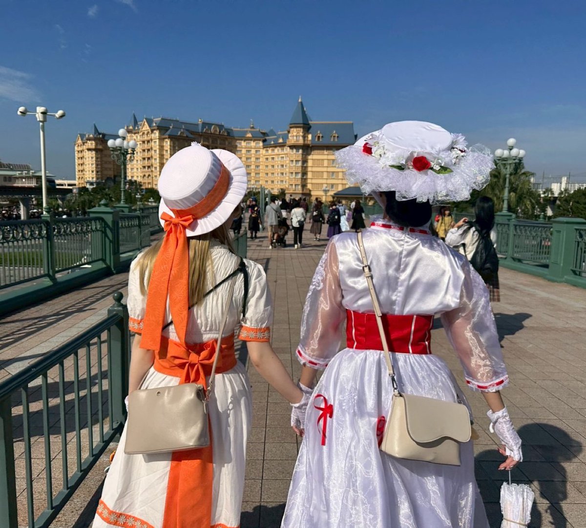 今年も二人とDハロ行ってきた！！！メリポピのジェーン！はしゃぎ過ぎて自撮り忘れてたので次回は撮る！きっと！
3日間たくさんありがとう！！また来年もよろしくお願いしまーす！🥳🎃👻

#Dハロ仮装 #Dハロ仮装2025
