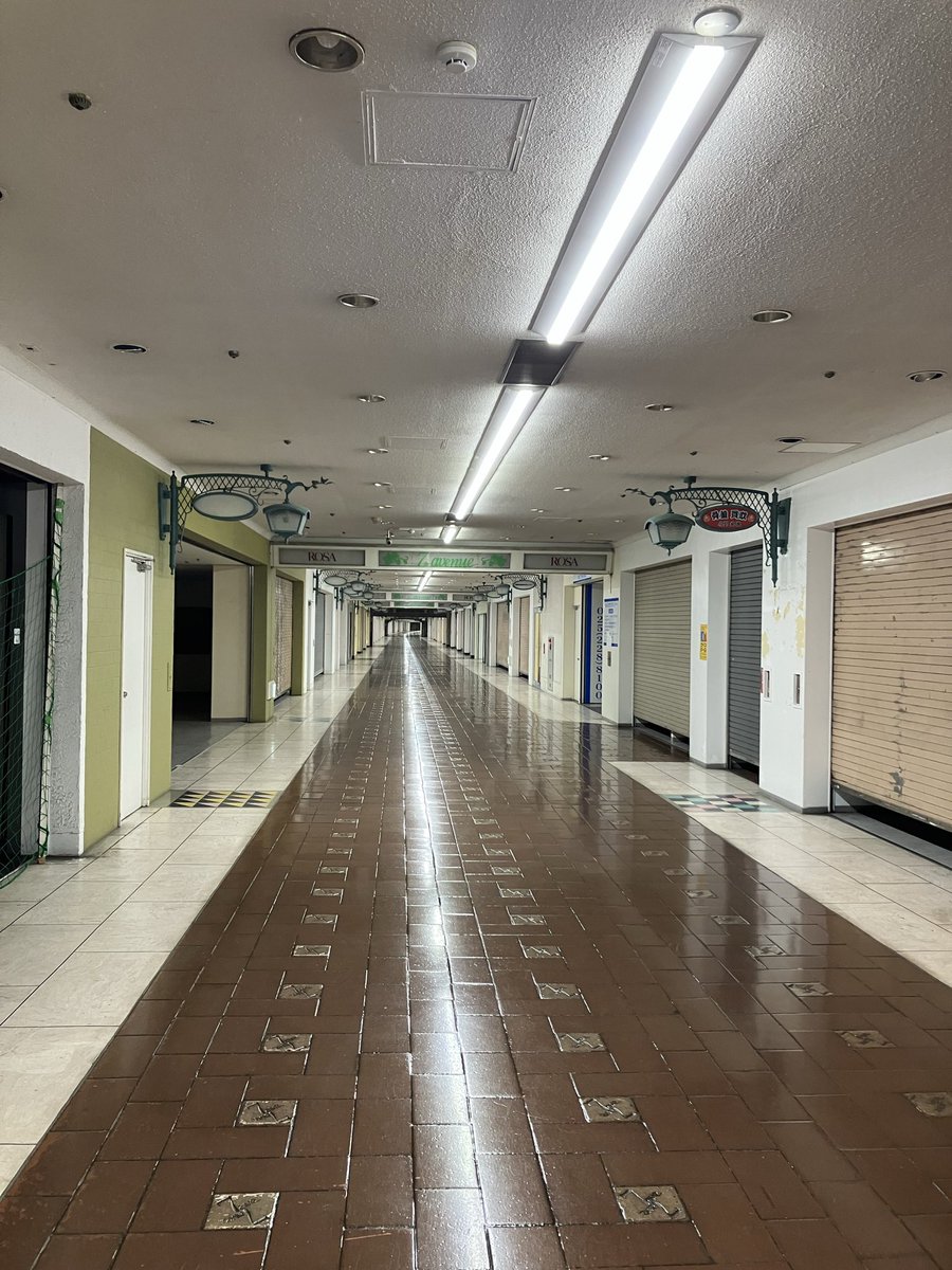 ある地方都市の地下街。

普通に店があると思って入ったら
時が止まっていた、、