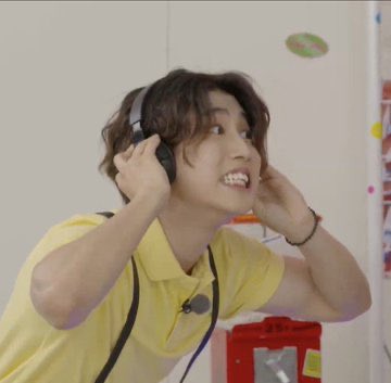 stayvividxz's tweet photo. StrayKids                        Stays 
“Do It!”                         “DO WHAT??” https://t.co/ycRev63GEX