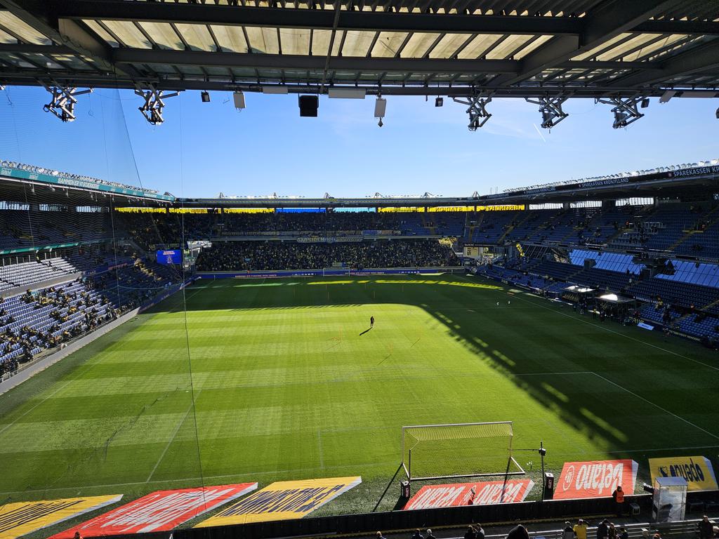 AVeen1985's tweet photo. Na een driepunter met onnodig billenknijpen voor onze trots sc Heerenveen is het extra leuk voetbal kijken vanmiddag. Hopelijk kunnen we onze oud-aanvoerder Mats Köhlert nog even spreken straks. #telhee
@BrondbyIF https://t.co/A3ktTkogb9