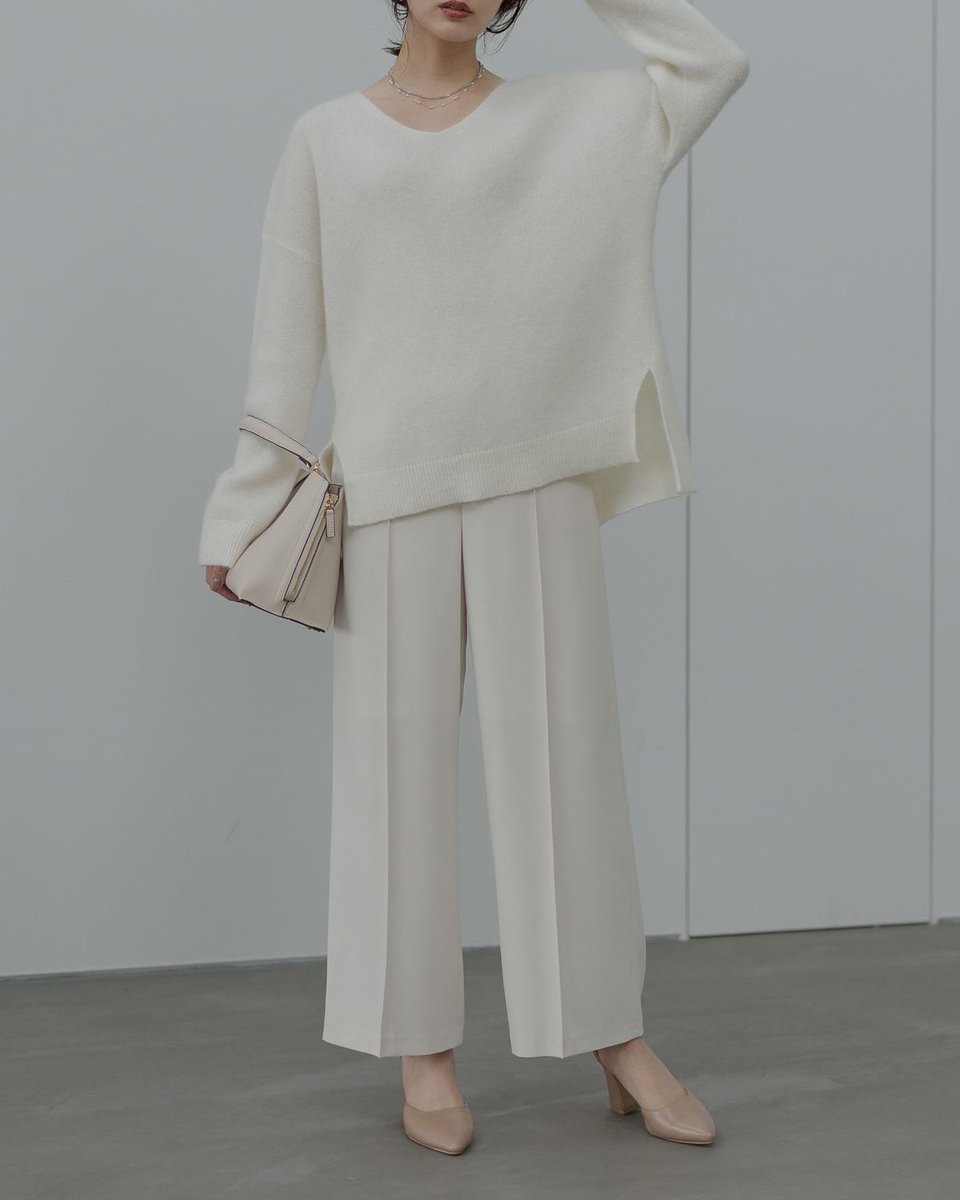 mohair knit

袖を通した時の肌触り、軽くてソフトな肉感、
冬場でも安心できる保温性。
へアリーな風合いが上質でスタイルの主役に。
冬ならではの上質なニット。

アイテムはこちら🔽
x.gd/1MbQi

#andemiu #アンデミュウ #andst #アンドエスティ #andst_official