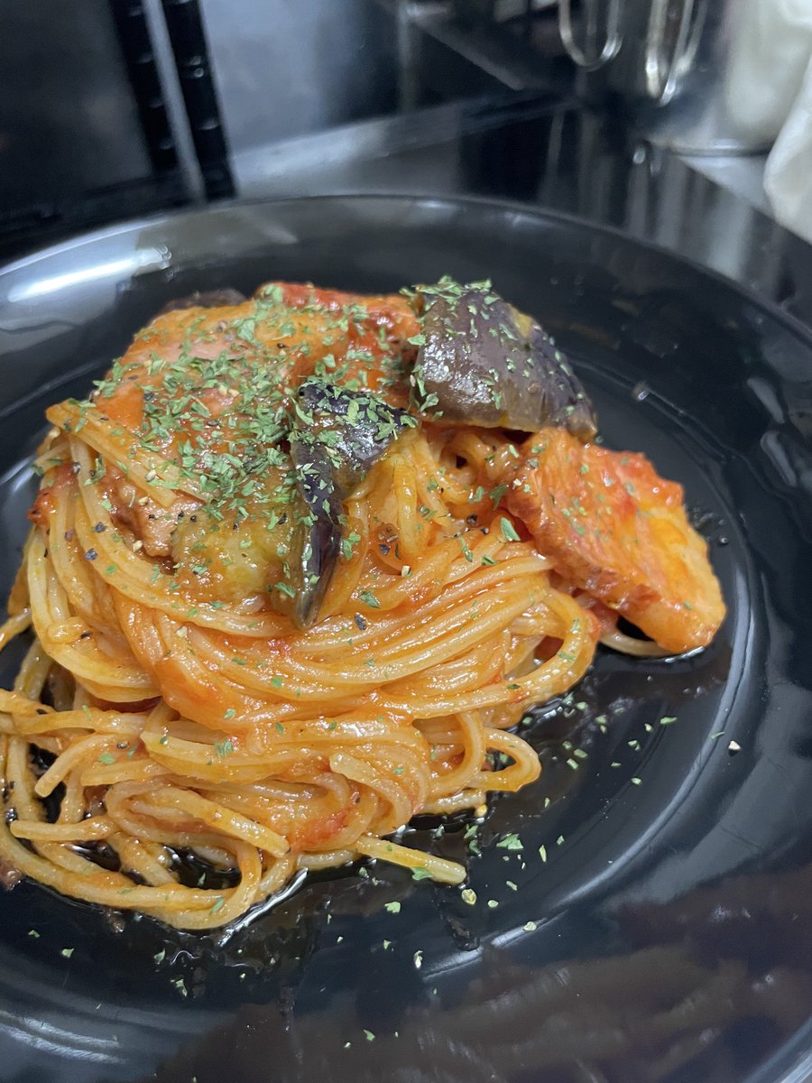 ベーコンとナスのトマトパスタ

まぁまぁ美味かった！