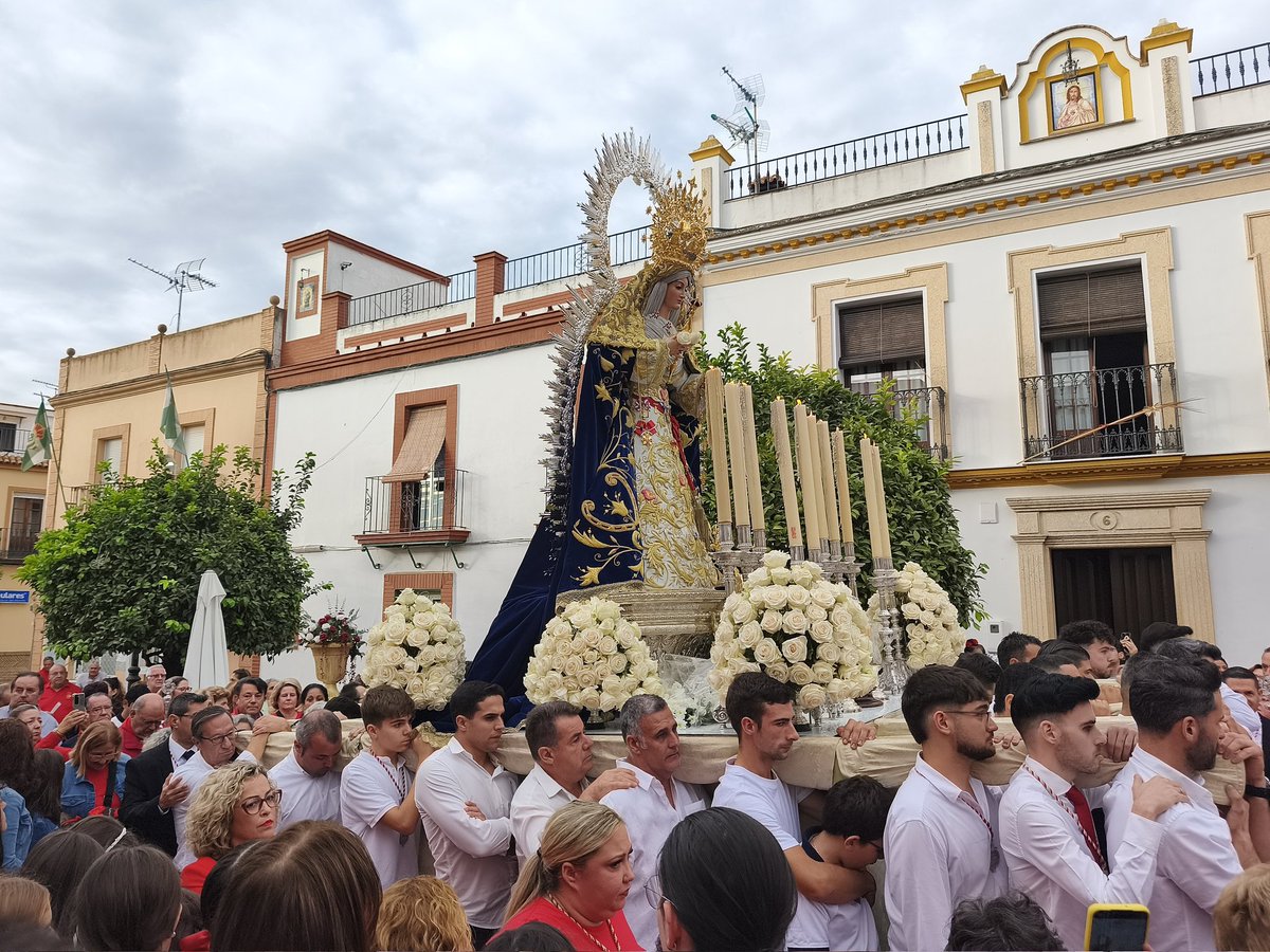 Va por los soleanos que están en el cielo, los que nos enseñaron a querer a la Virgen.