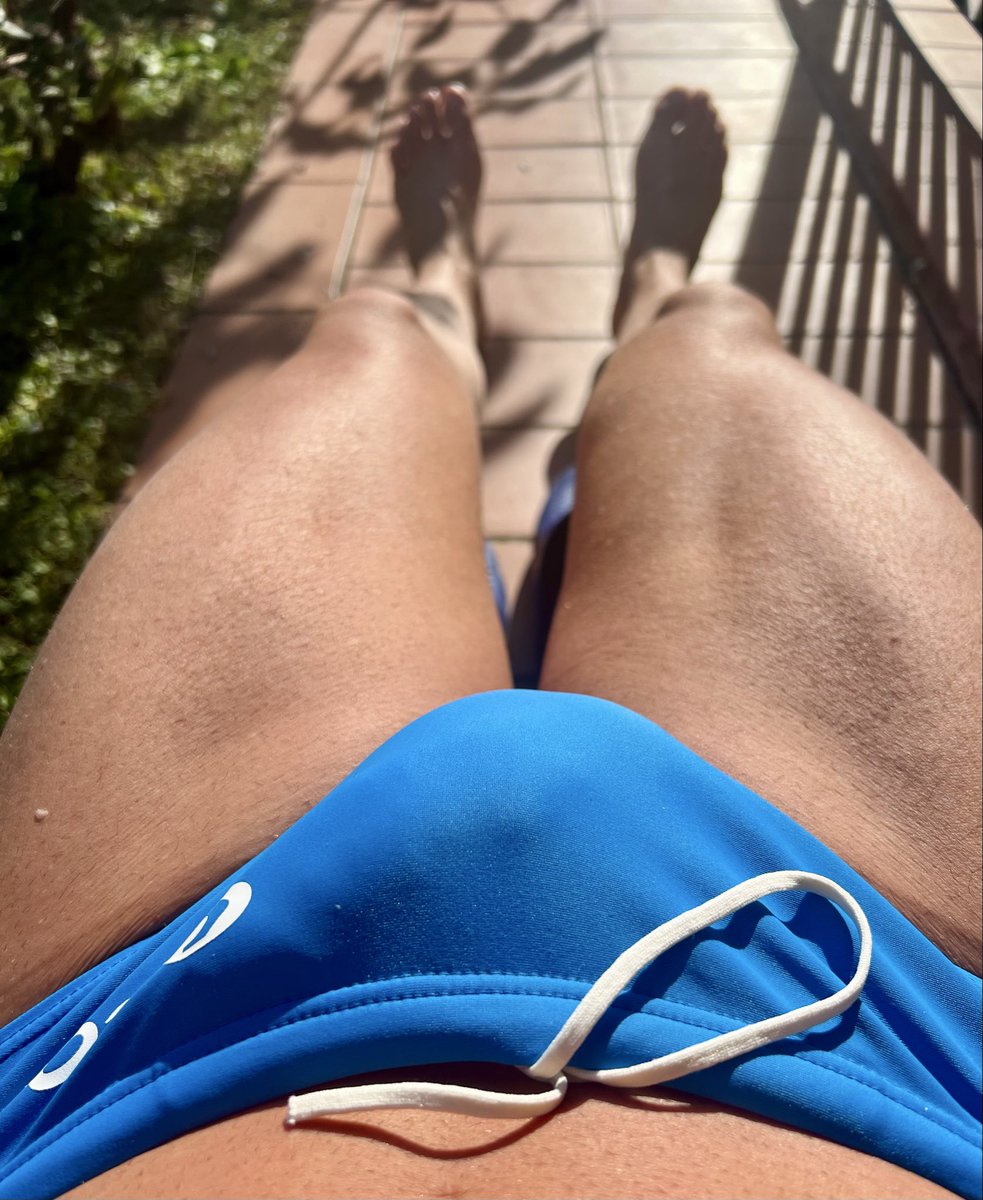 BottomHappily's tweet photo. #speedo #outdoorbulge https://t.co/jxQ527qXXO