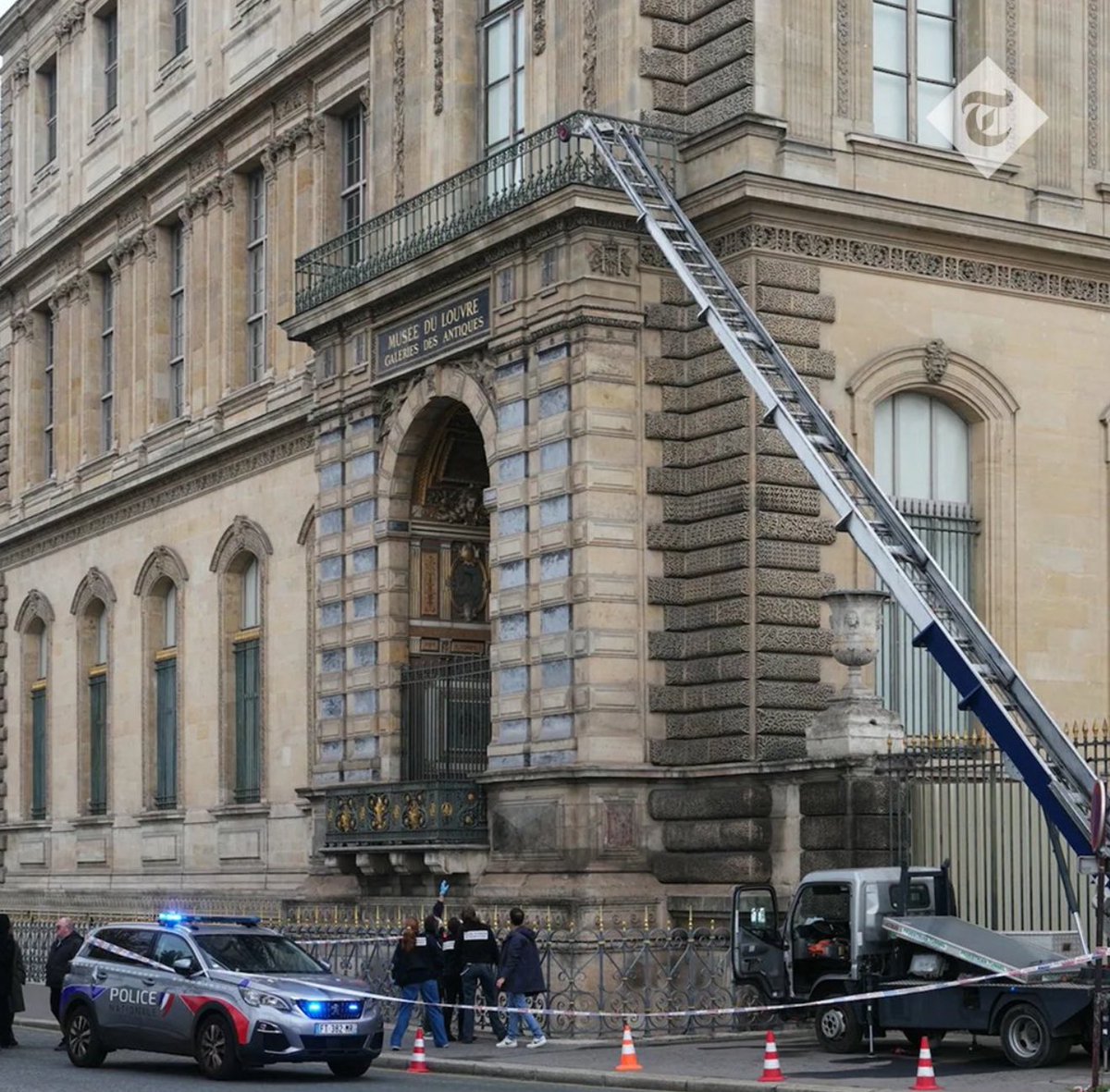 beltrandelrio's tweet photo. Tres ladrones usaron esta escalera telescópica para robar joyas del período de Napoleón en el museo del Louvre. La operación duró siete minutos y los perpetradores huyeron en scooter. https://t.co/N1BpFfL6th
