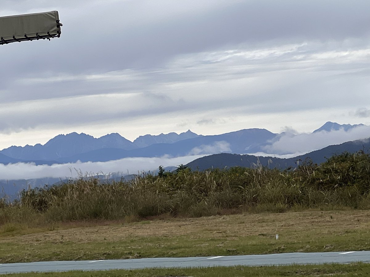 猟友会の講習会で、県営射撃場に行きましたが、寒かったですね🥶
そしてスキート向きの銃身とのことなので、トラップは撃ったこと無かったのですが、使えないことは無いんですね。
まあ…猿の有害駆除か止め刺しのスラッグ弾しか撃たないので…
トラップ射場からは槍ヶ岳が見えるんですね🏔️