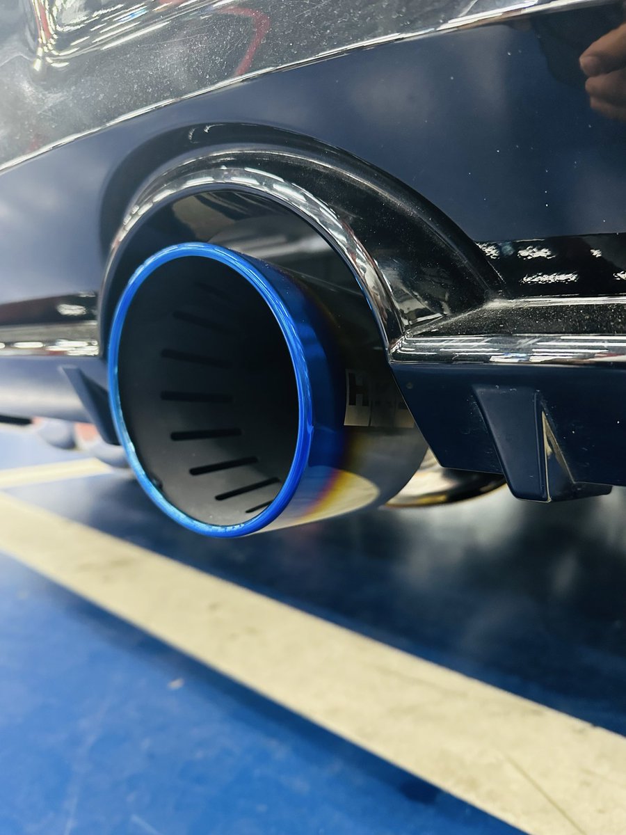 RZ34フェアレディZにHKS『Super Turbo Muffler』を取り付け！
RZ34人気マフラーになります。
こだわりのフルデュアルレイアウトにより純正比約40%の排気抵抗低減、こだわりのφ60.5×2フルデュアルレイアウト！ひとたび踏み込めばハイパワーV6エンジンらしいスポーティーなサウンドを奏でてました。