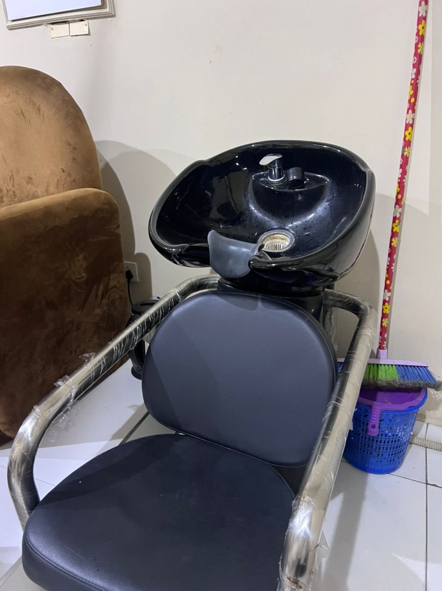 HumbleDeclutter's tweet image. Item: Salon Hair wash 
Price: 150k
Location: Agungi, Lekki 
Defect: None