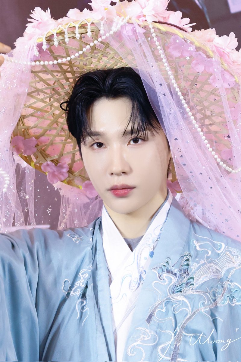 春日游 杏花吹满头
陌上谁家年少 足风流

#전웅 #JEONWOONG
#AB6IX #에이비식스