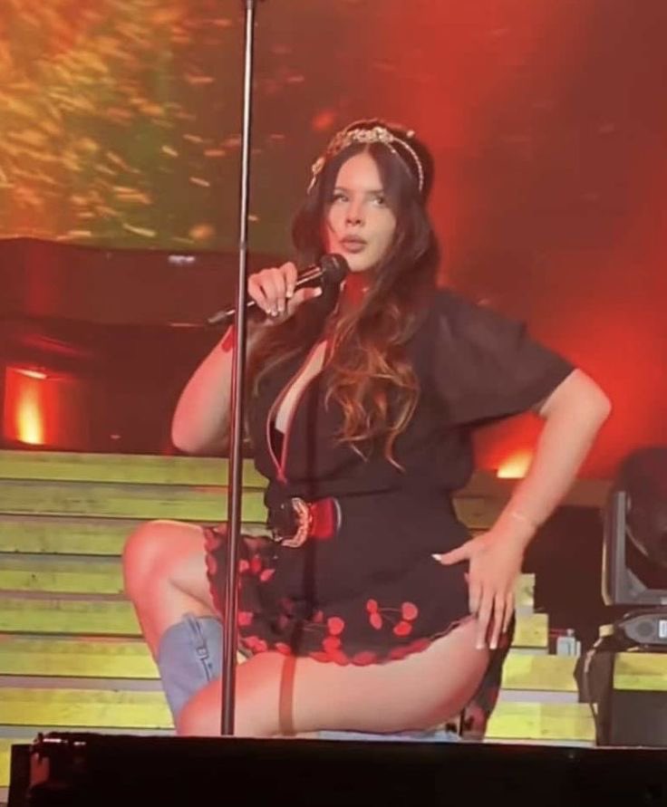 QUEENP0P's tweet photo. lana del reys most attractive era 🤍 https://t.co/i3bpVfKqwj