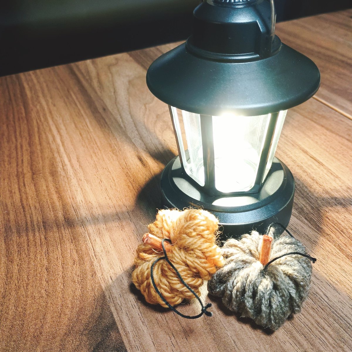 今日はハロウィン飾り🎃作ってました。
毛糸も賑やかしのランタンもDAISO
このランタン小さいからオモチャっぽくディスプレイで使えたらいいやーと思って買ったんですが、以外と明るい…
良い買い物した😊