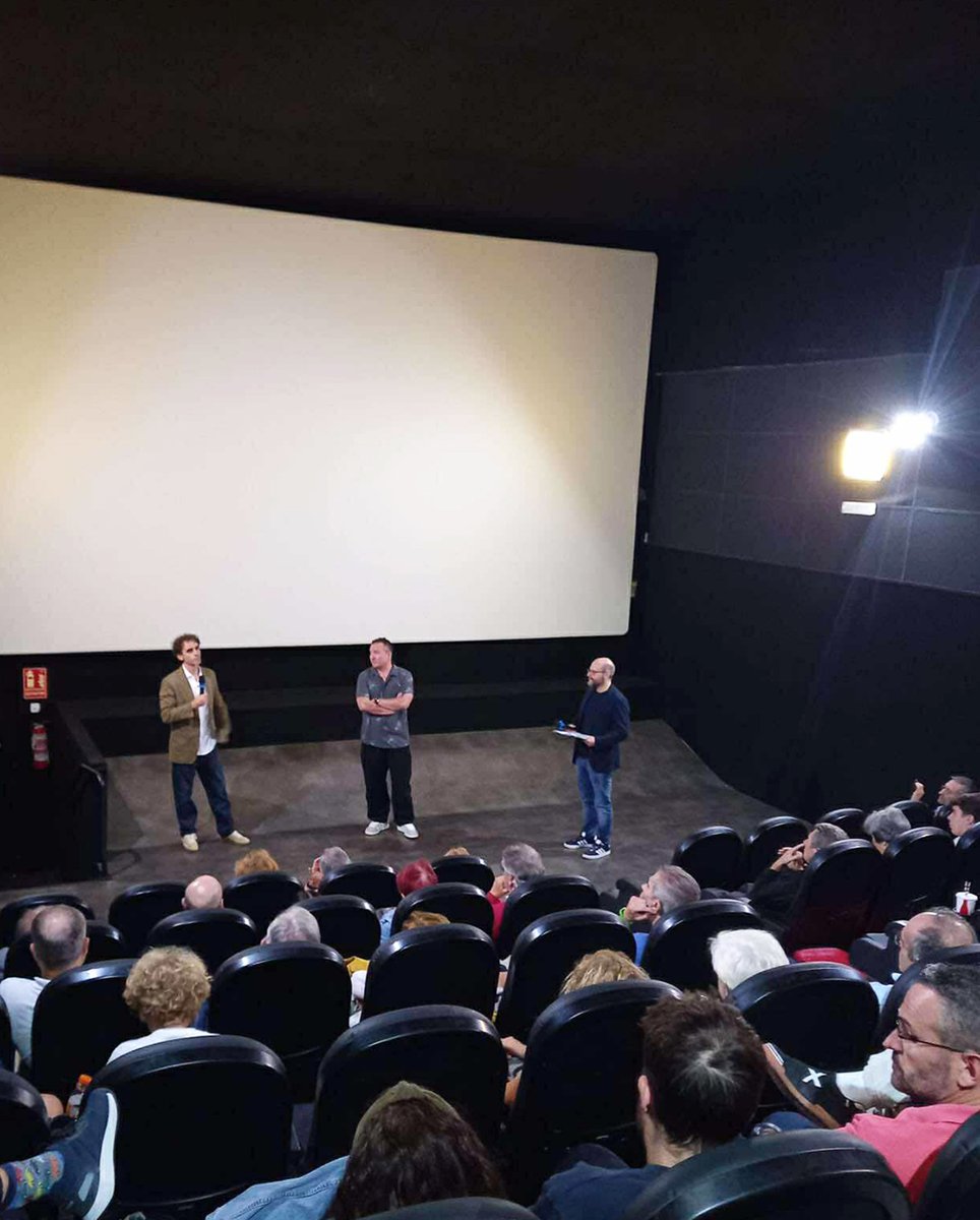 SOÑANDO FÚTBOL 🎬⚽️ Gran éxito del estreno de #SoñandoFútbol, la nueva película documental del director y guionista valenciano Gonzalo Gurrea en los Cines ABC Park. Una maravilla compartir este evento con el propio director, la productora María José Más, el escritor Carlos