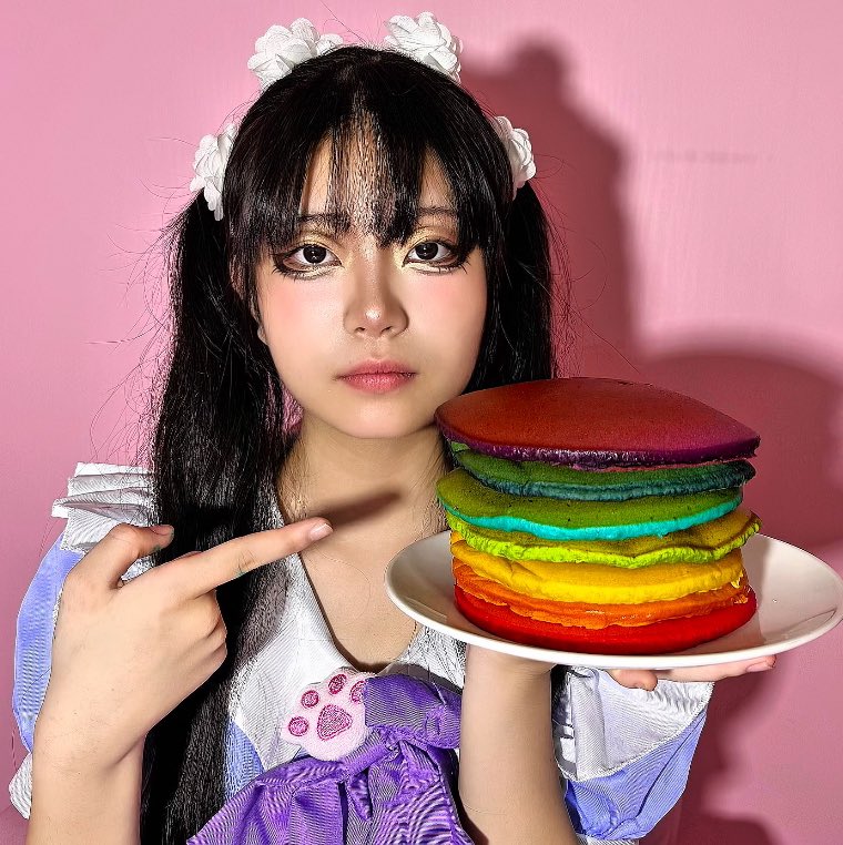 虹色のパンケーキ作ってみた🌈
…どの色が毒に見える？😇

←切った　　　切る前→

#ランドセルシンガー