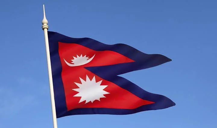 نيبال 🇳🇵 هي الدولة الوحيدة في العالم التي علمها ليس مستطيلًا/مربعًا.

Nepal 🇳🇵 National Flag