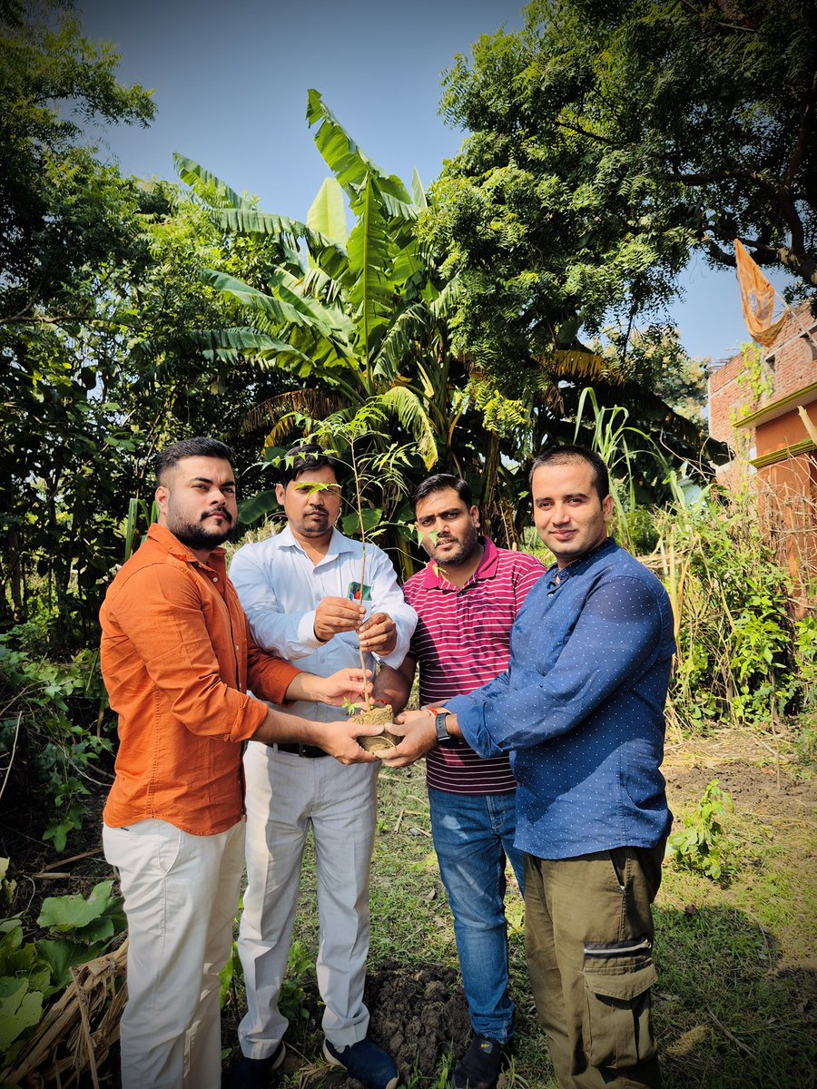 #हर_रविवार_पौधरोपण के क्रम में 240वें रविवार को दुर्गा माता मंदिर बरवाँ उपाध्याय,देवरिया में 3 आम ,1 नीम के पौधे रोपित किए गए ..पौधे रोपित करने का हमारा क्रम अनवरत जारी है ।मंदिर परिवार ने पौधों के संरक्षण की ज़िम्मेदारी ली । #deoria #green_deoria <a href="/DrVNMishraa/">Vijaya Nath Mishra O+</a> <a href="/divyamittal_IAS/">Divya Mittal</a>