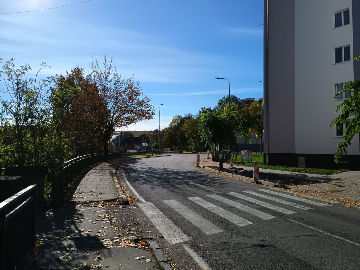 ralfeek's tweet photo. Tak nakoniec som sa rozhodol a išiel som von na prechádzku okolo mesta #Myjava Je tam pekne, farby hrajú všade. Polka mesta sa prerába, robia sa nové zámkové dlažby. #jeseň #autumn #colors https://t.co/eACwgonBKp