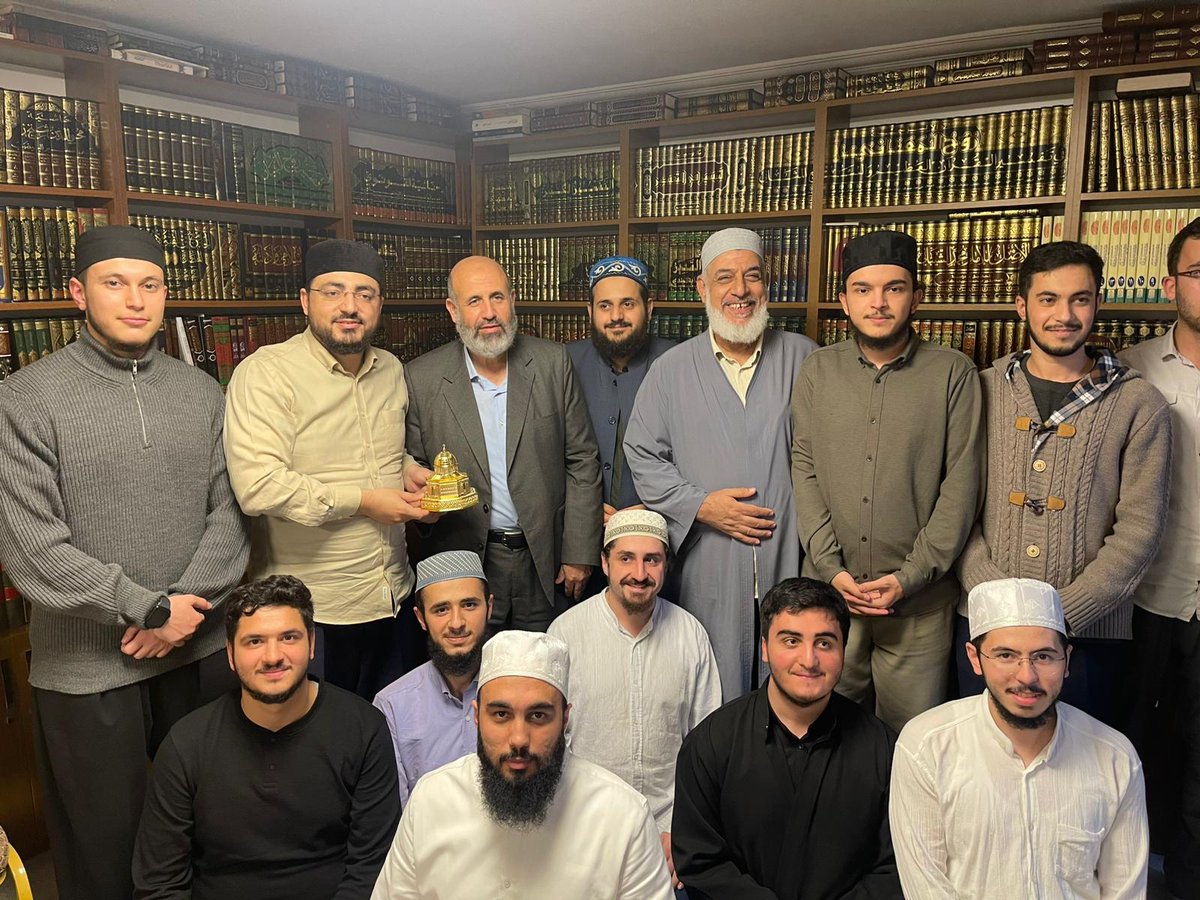 Filistin Alimler Birliği Başkanı muhterem hocamız Dr. Nevvaf Tekrurî, medresemizi ziyaret etti. İlim, amel, davet ve cihad ekseninde nasıl bir hayat yaşanacağını Gazze halkı ve mücahitleri üzerinden anlattı...