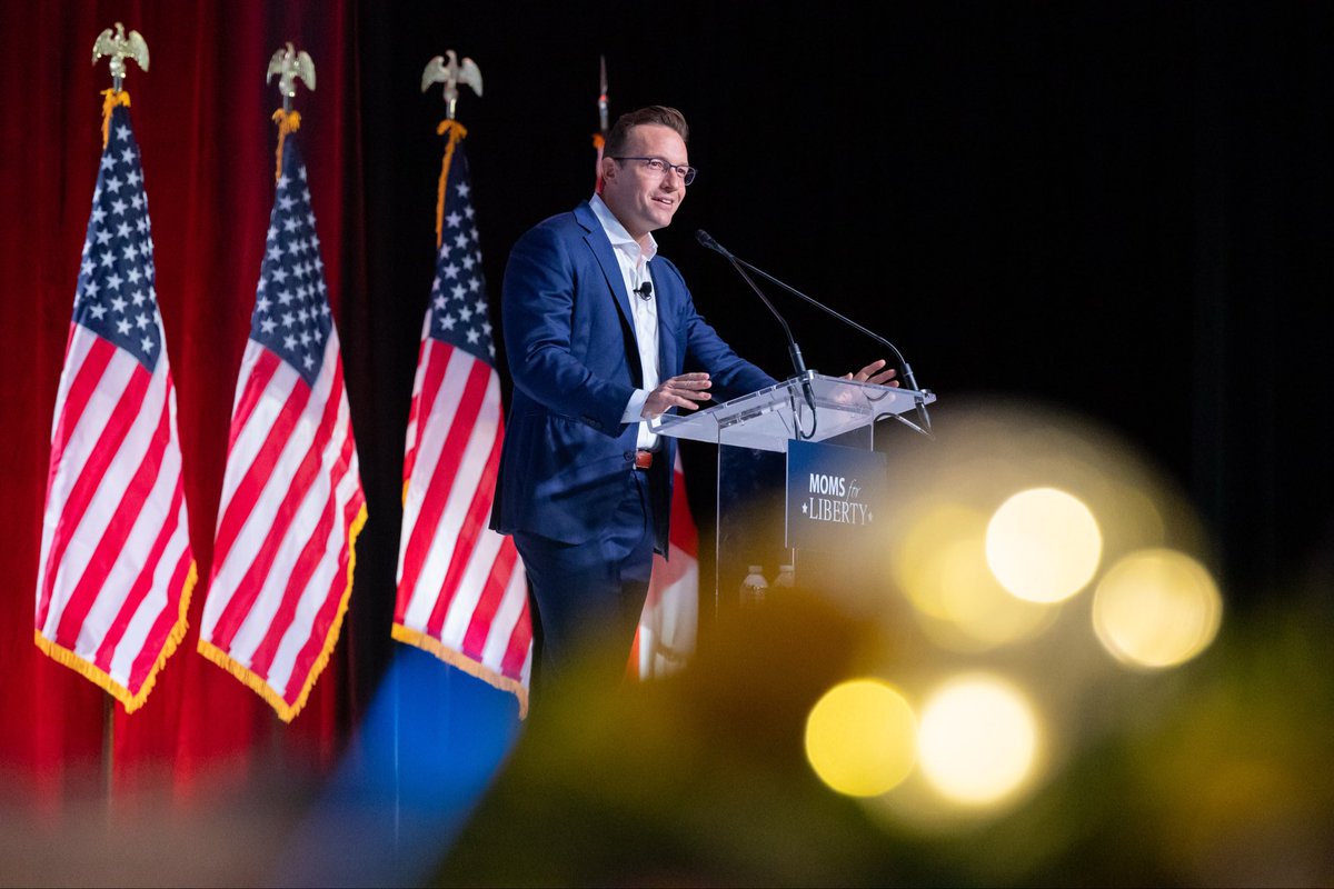 bennyjohnson's tweet image. It was my honor to keynote at the Moms for Liberty annual conference.

We need to speak with force about the value of parenthood. It’s our superpower. The Left has given up on families. They indoctrinate because they cannot procreate.

Strong moms &amp;amp; dads will save America 🇺🇸