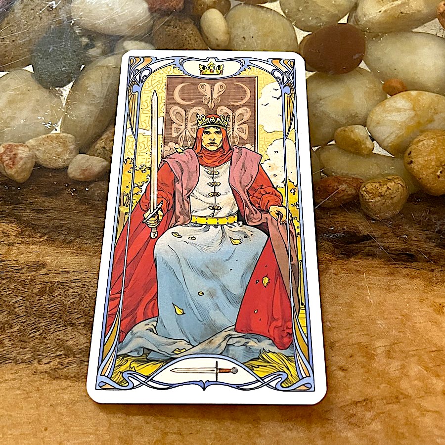 Rey de Espadas: símbolo de imparcialidad y verdad que corta la ilusión.