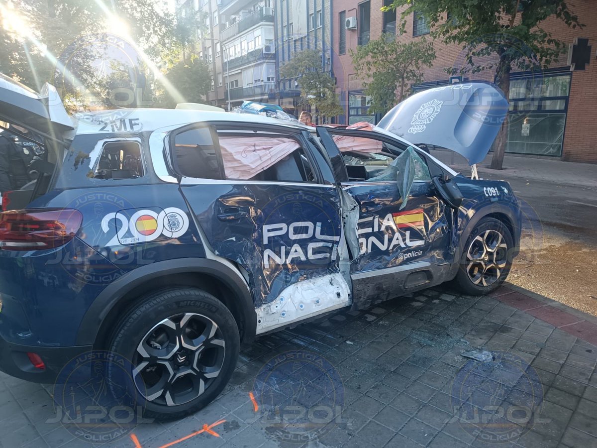 JupolNacional's tweet image. Cuatro agentes heridos en Ciudad Lineal al colisionar un coche de la Policía Municipal y otro de la Policía Nacional, vía @elmundoes

«Uno de los policías nacional fue trasladado al hospital con pronóstico potencialmente grave»

💪Desde JUPOL enviamos TODO NUESTRO APOYO a los…
