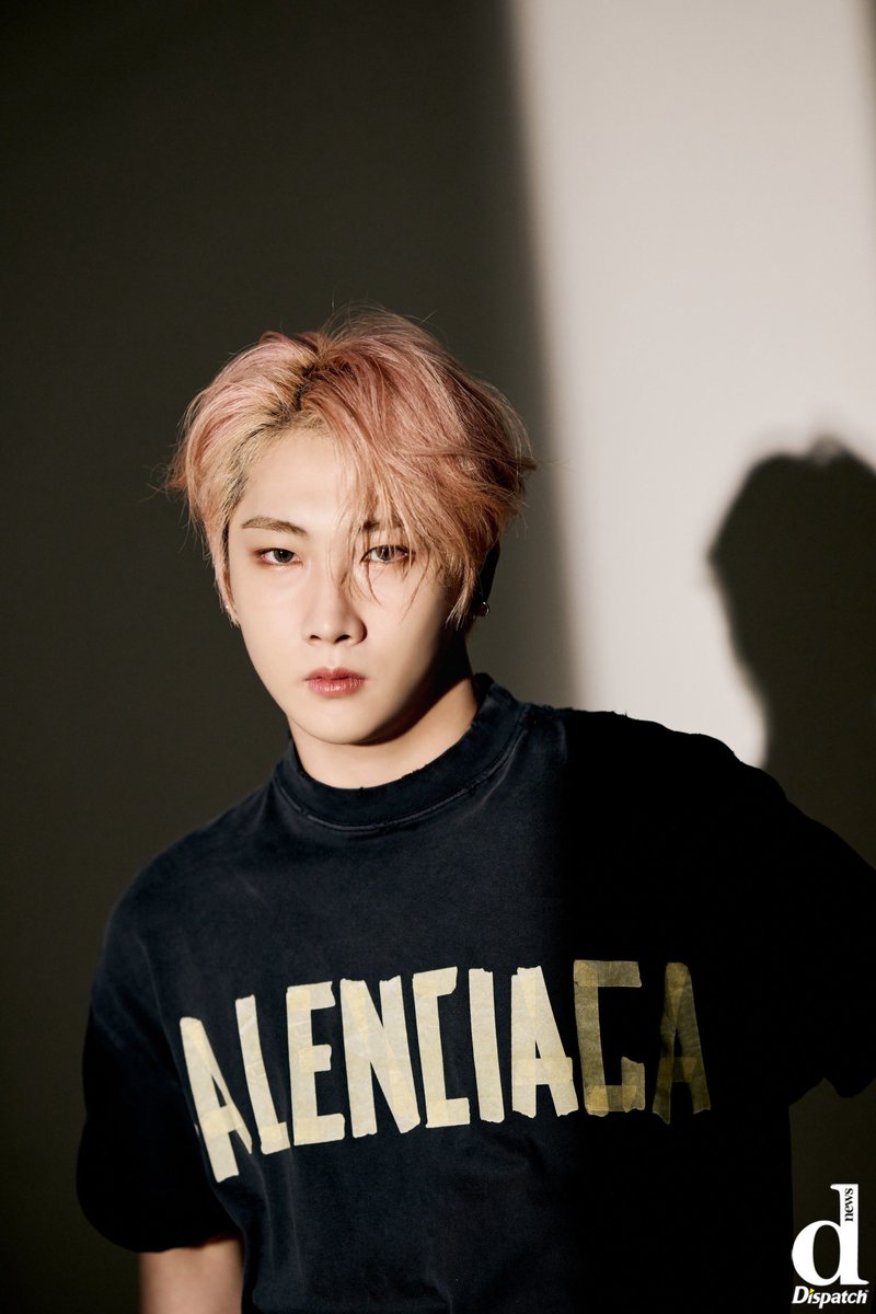 younizcore's tweet photo. Coming here to remind you that these photos of Hoyoung exist https://t.co/ji3Hm1AU0j