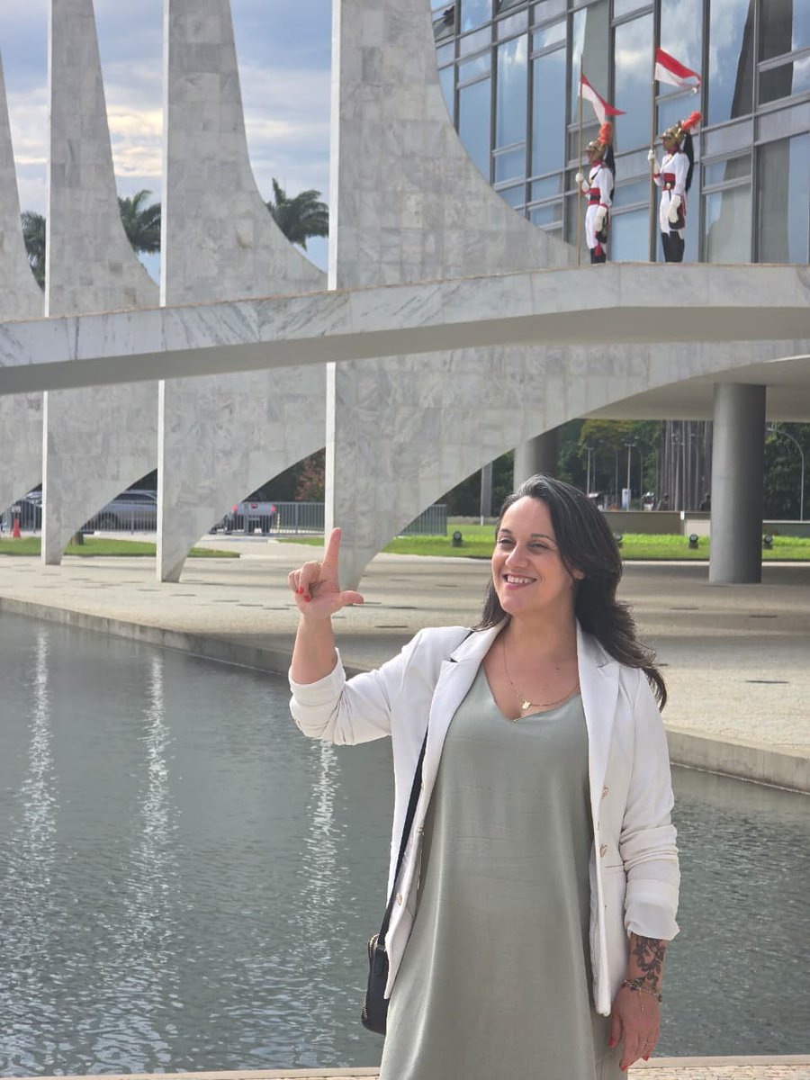 KriskaCarvalho's tweet image. Desculpa aí, mas minha reunião é mais chique e mais necessária que a de vocês lá Casa Branca. Fui ao Palácio do Planalto cobrar Lula o Ministério do Namoro.
