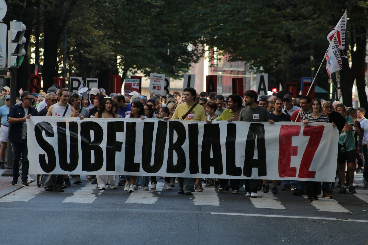 Ayer salimos a la calle en Bilbao para decir alto y claro que no queremos que la Diputación derroche 600 millones en poner miles de coches más en la carretera.
Queremos más transporte público, no el Subfuvial!