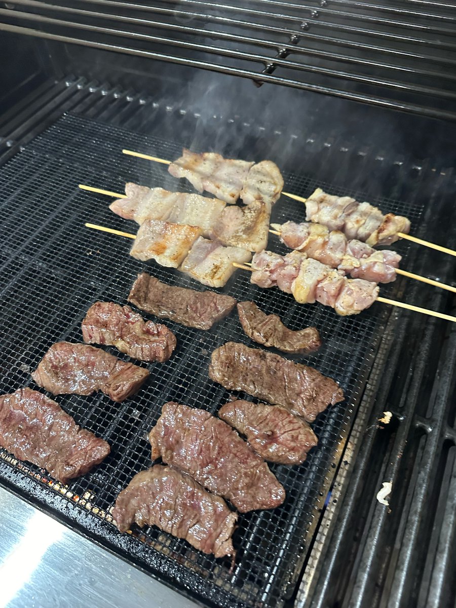 【お肉食べてますか？🍖】
最近、寒暖差が激しいですよね！
秋に入ったのはうれしいのですが🍂

季節の変わり目だからかなんだか元気がない、、
そんな人はお肉がおすすめ！
さくっとエネチャしちゃいましょう💪
#秋バテには肉食で対抗