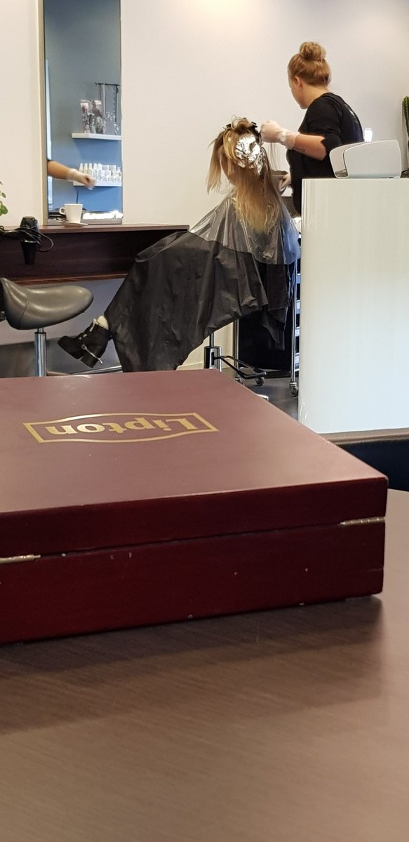 Welke #Domina #Meesteres #Godin heeft net als deze #Queen interesse in een #subfunded bezoek aan de kapper? U een nieuwe coupe, ik wachtend op de rekening en een trap in mn ballen als dank #findomnl #chastity