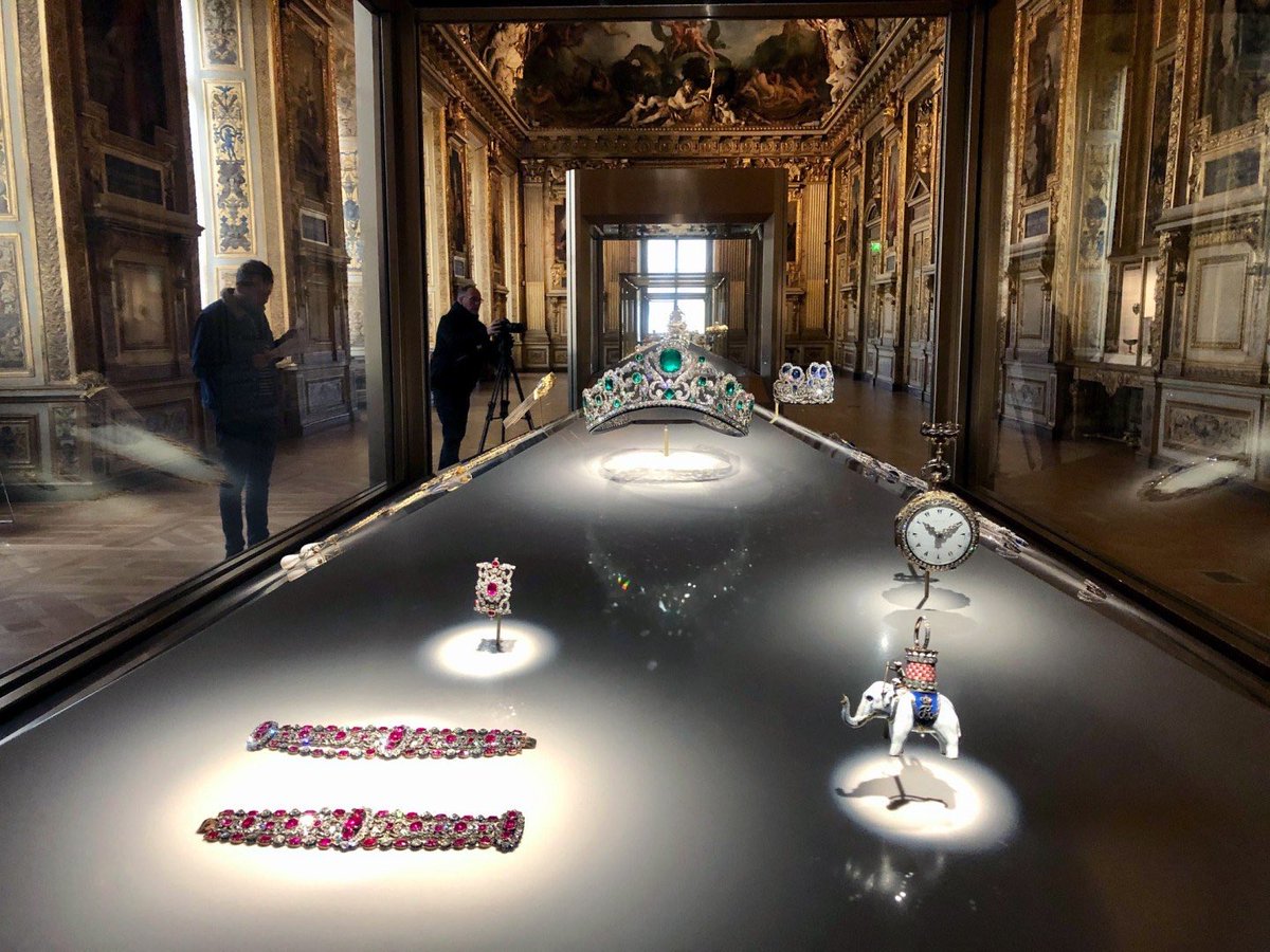 💎 ROBO DE PELÍCULA EN EL LOUVRE

Un grupo de ladrones robó nueve piezas de joyería histórica vinculadas a Napoleón y Josefina en la galería Apolo del Museo del Louvre.
La operación, descrita como “cinematográfica”, duró solo siete minutos: los autores entraron por un área en