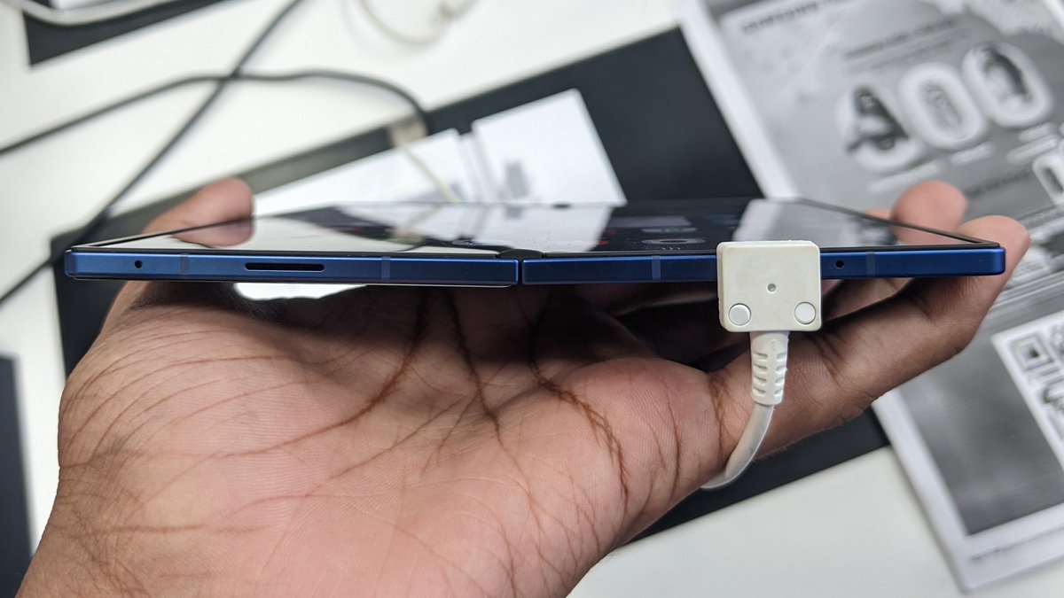 FiniteCode's tweet image. The problem I'll always have with Samsung Foldables is that they never go full 180°