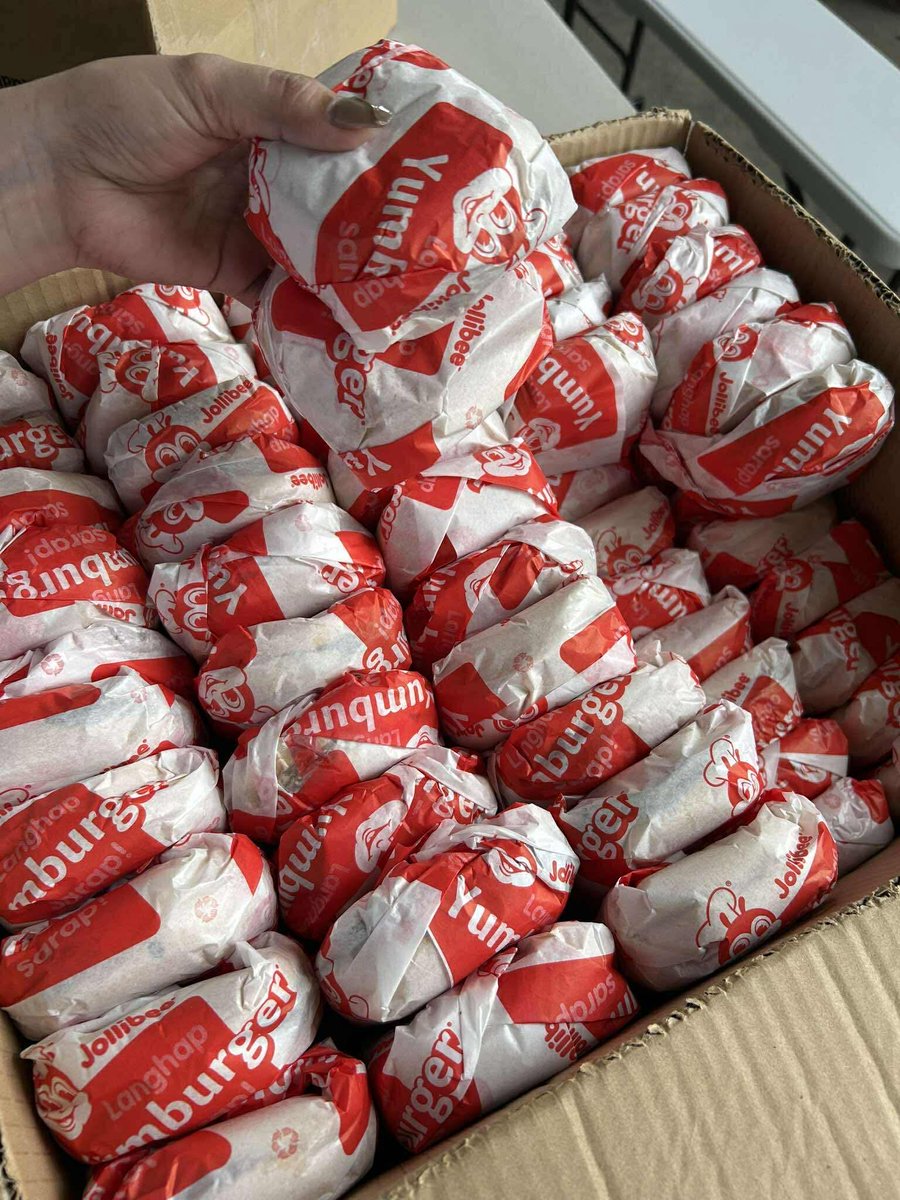 papsinationofc's tweet image. A heartwarming Jollibee meal treat for the Aeta kids and their families, lovingly organized by Fandom with a Purpose -  Papsination. @dustinyuu