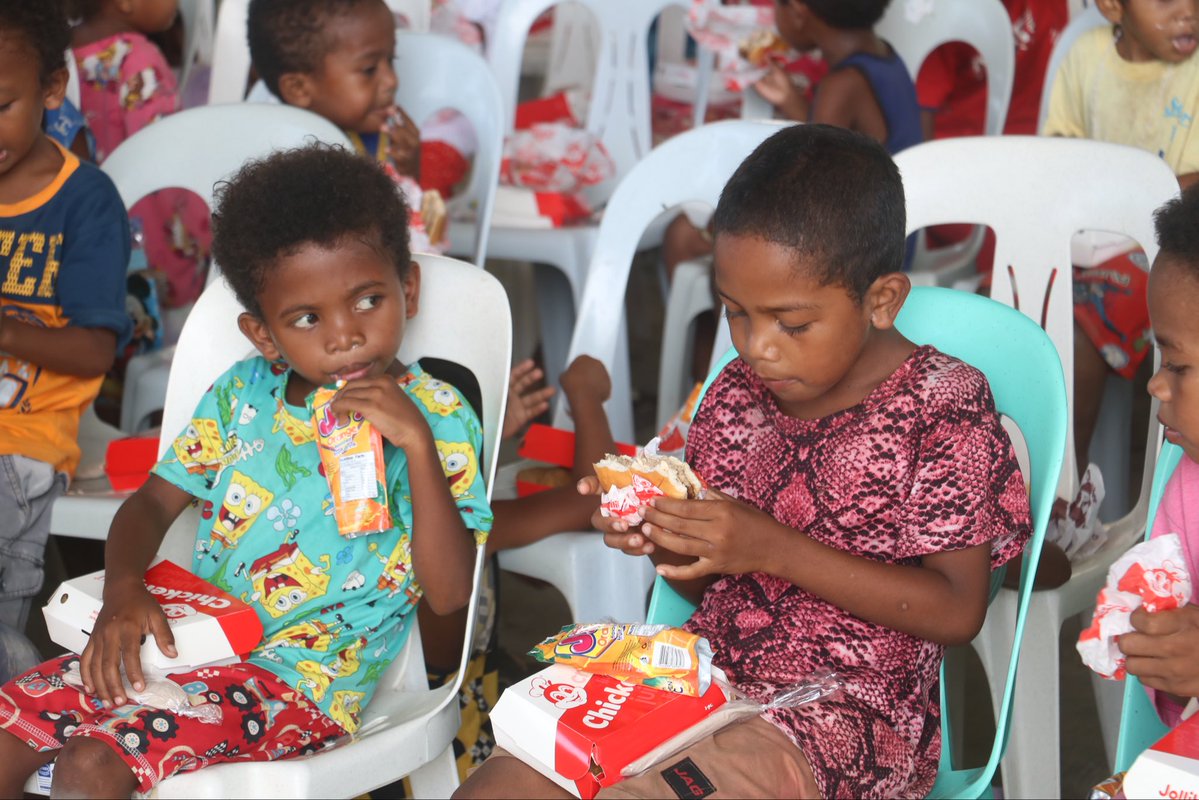 papsinationofc's tweet image. A heartwarming Jollibee meal treat for the Aeta kids and their families, lovingly organized by Fandom with a Purpose -  Papsination. @dustinyuu