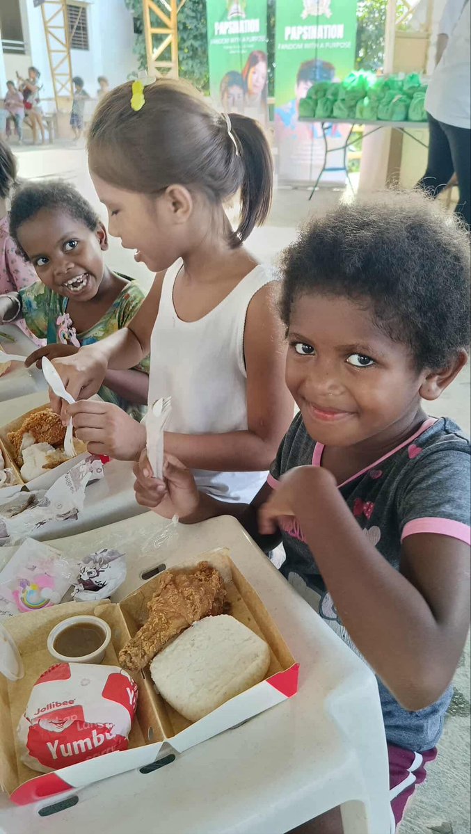 papsinationofc's tweet image. A heartwarming Jollibee meal treat for the Aeta kids and their families, lovingly organized by Fandom with a Purpose -  Papsination. @dustinyuu