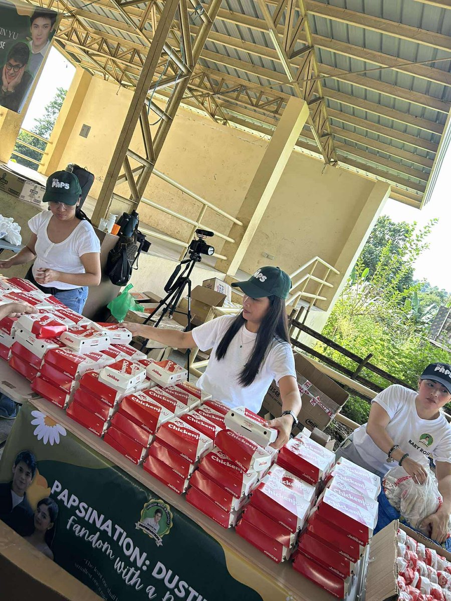 papsinationofc's tweet image. A heartwarming Jollibee meal treat for the Aeta kids and their families, lovingly organized by Fandom with a Purpose -  Papsination. @dustinyuu