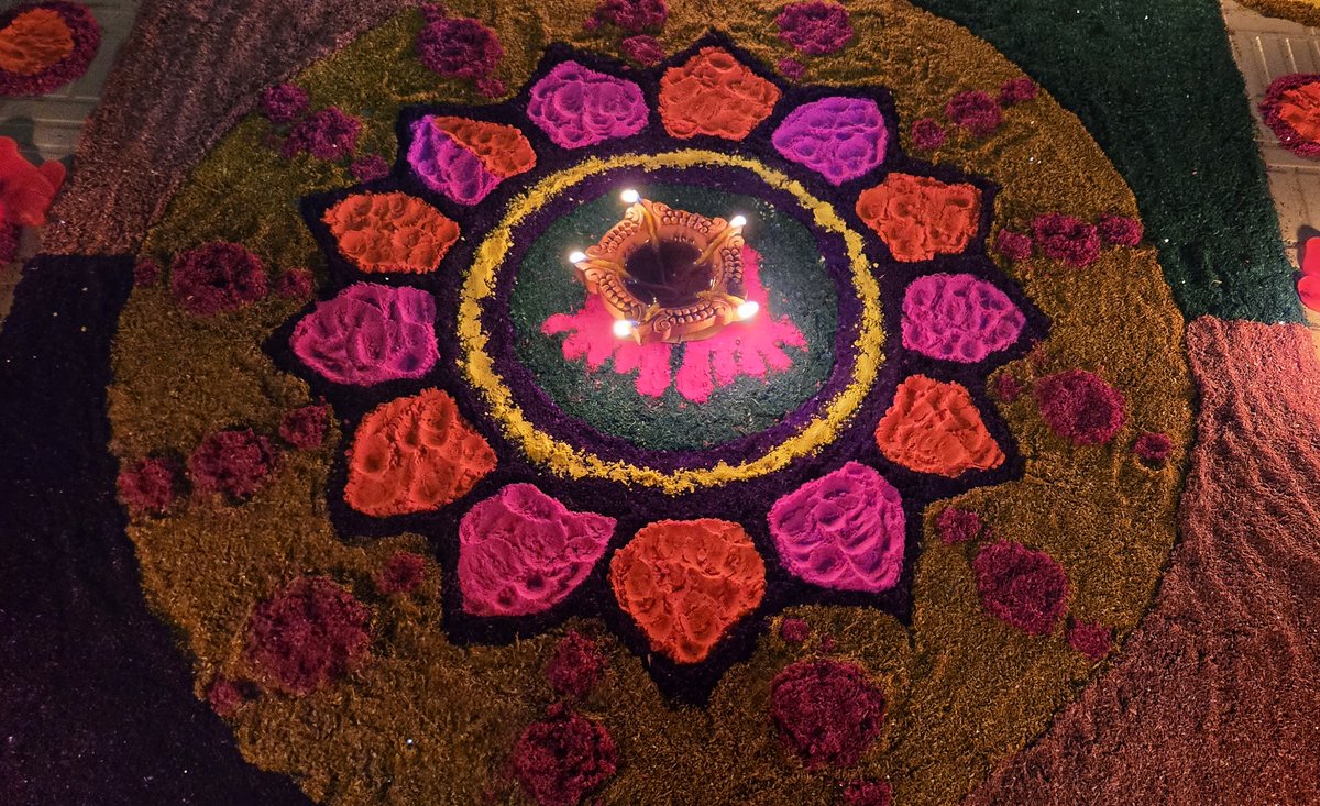 KavyaGarg_'s tweet image. Theme: Deepawali ❤️
Share/QP with you Rangoli, Diyas, Light, crackers...
Freshly made today after 4 hours of hard work!
May Mata Lakshmi come to every home and your X account as well, bringing prosperity, peace, and endless light.
#Theme_pic_india_festivals